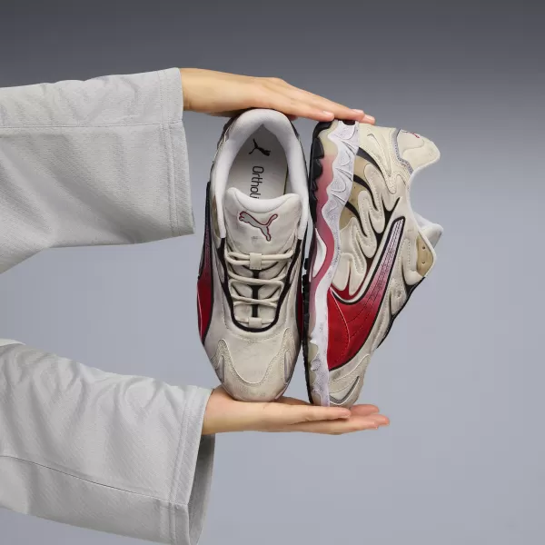  Pantofi pentru bărbați PUMA INHALE DISTRESSED 40453202 ZĂPADĂ ALPINĂ/PENTRU TOATE TIMPURILE ROȘII 