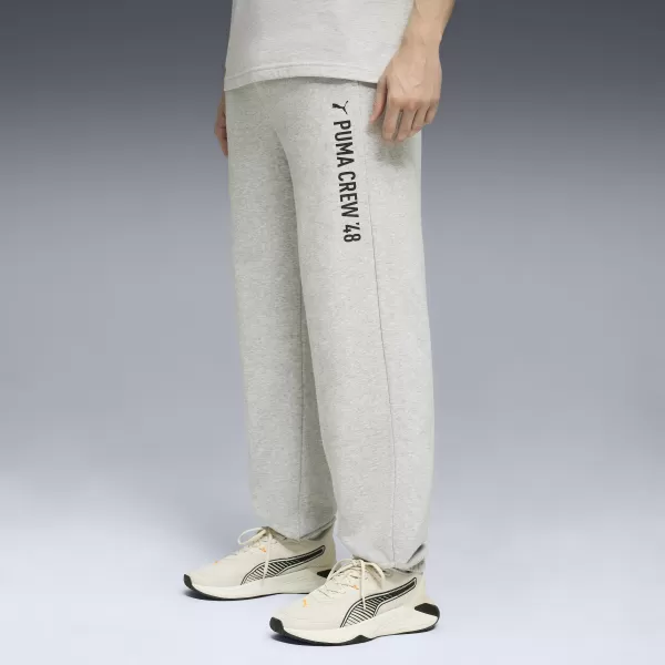  Pantaloni de trening pentru bărbați PUMA M GRAPHIC FRENCH TERRY JOGGER 52770304 ERICA GRI DESCHIS 