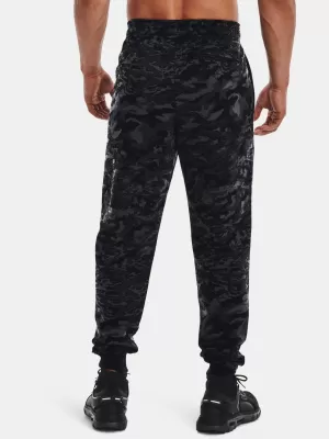 Pantaloni de trening pentru bărbați UNDER ARMOUR RIVAL FLC CAMO SCRIPT JGR 1366313-001 NEGRU