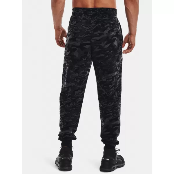  Pantaloni de trening pentru bărbați UNDER ARMOUR RIVAL FLC CAMO SCRIPT JGR 1366313-001 NEGRU 