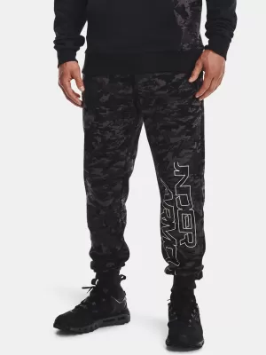 Pantaloni de trening pentru bărbați UNDER ARMOUR RIVAL FLC CAMO SCRIPT JGR 1366313-001 NEGRU