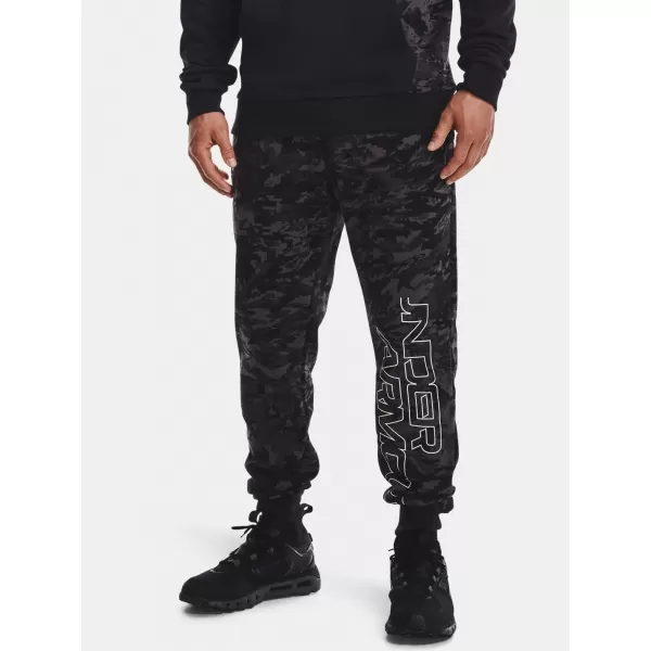  Pantaloni de trening pentru bărbați UNDER ARMOUR RIVAL FLC CAMO SCRIPT JGR 1366313-001 NEGRU 