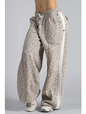 Pantaloni de trening largi cu imprimeu leopard NEBBIA PRIMAL 865 LEOPARD CREM