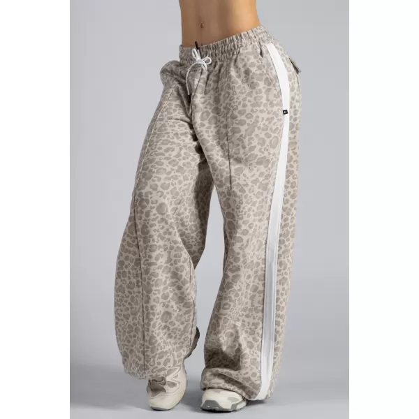  Pantaloni de trening largi cu imprimeu leopard NEBBIA PRIMAL 865 LEOPARD CREM 