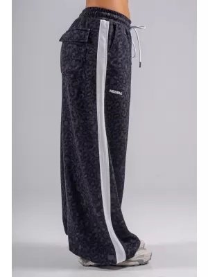 Pantaloni de trening largi cu imprimeu leopard NEBBIA PRIMAL 865 LEOPARD NEGRU