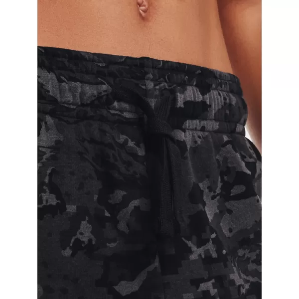  Pantaloni de trening pentru bărbați UNDER ARMOUR RIVAL FLC CAMO SCRIPT JGR 1366313-001 NEGRU 