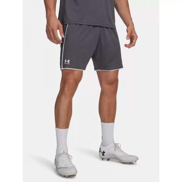  Pantaloni scurți pentru bărbați UNDER ARMOUR M CHALLENGER TRAIN SHORT 6009896-025 GRI 