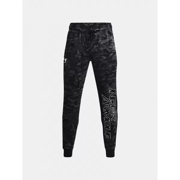 Pantaloni de trening pentru bărbați UNDER ARMOUR RIVAL FLC CAMO SCRIPT JGR 1366313-001 NEGRU 
