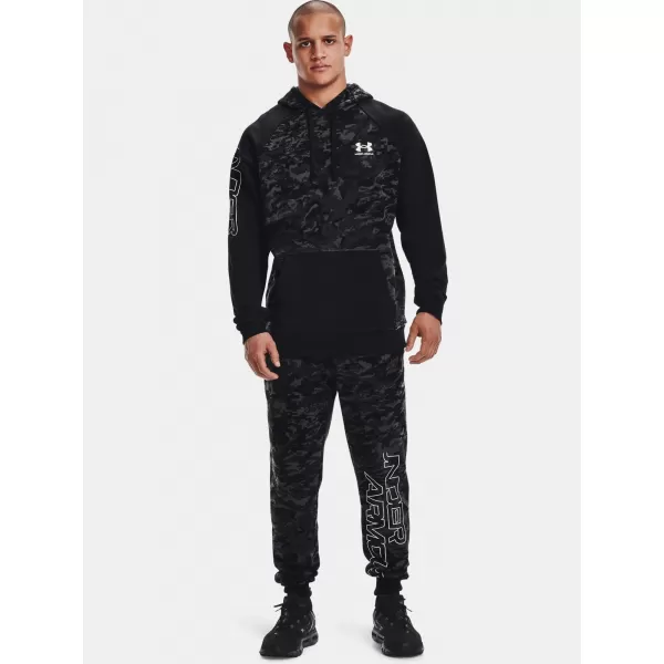  Pantaloni de trening pentru bărbați UNDER ARMOUR RIVAL FLC CAMO SCRIPT JGR 1366313-001 NEGRU 