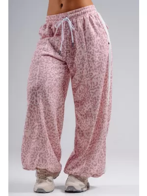 Pantaloni de trening largi cu imprimeu leopard NEBBIA PRIMAL 865 LEOPARD ROZ
