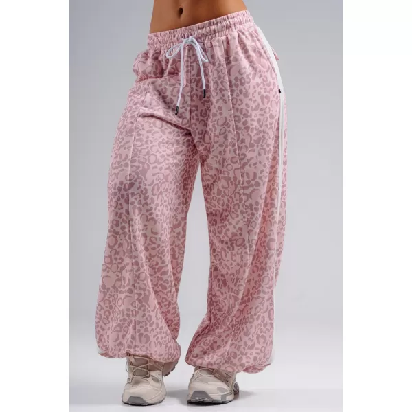  Pantaloni de trening largi cu imprimeu leopard NEBBIA PRIMAL 865 LEOPARD ROZ 