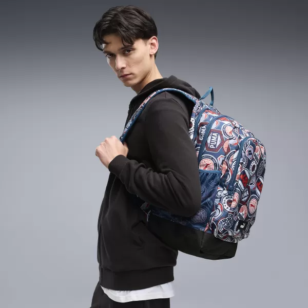  Rucsac PUMA ACADEMY AOP BACKPACK 09115027 BENZINĂ LA MIEZUL NOPȚII/PENTRU TOT TIMPUL ROȘU/ECUSOANE DE ALERGARE AOP 