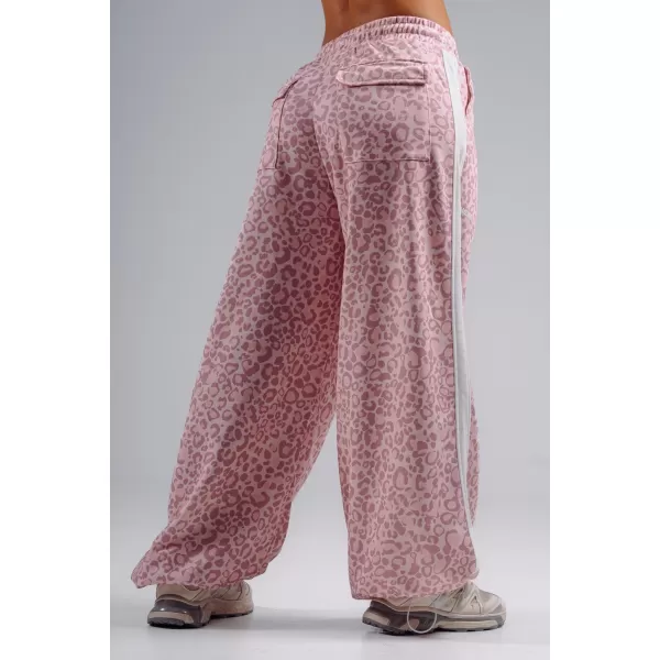  Pantaloni de trening largi cu imprimeu leopard NEBBIA PRIMAL 865 LEOPARD ROZ 
