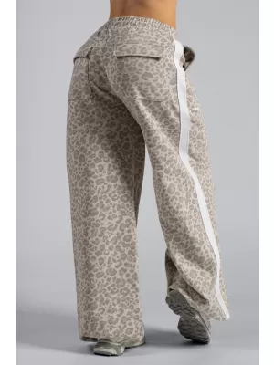 Pantaloni de trening largi cu imprimeu leopard NEBBIA PRIMAL 865 LEOPARD CREM