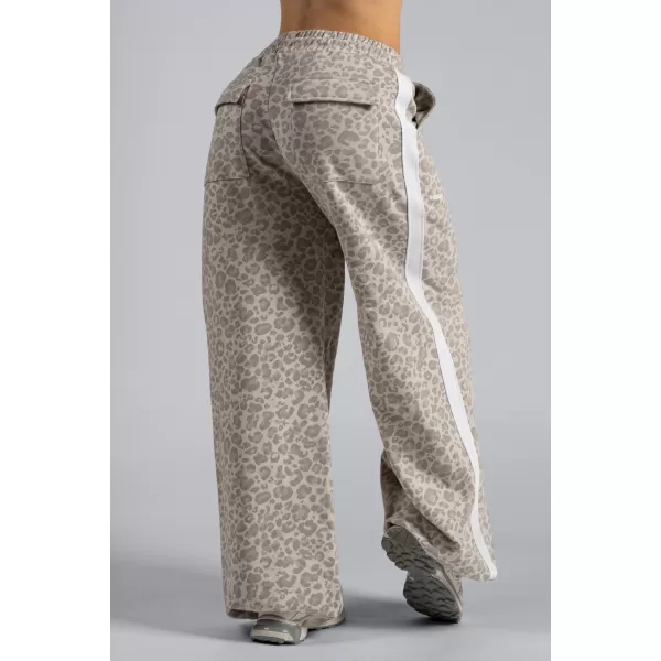  Pantaloni de trening largi cu imprimeu leopard NEBBIA PRIMAL 865 LEOPARD CREM 