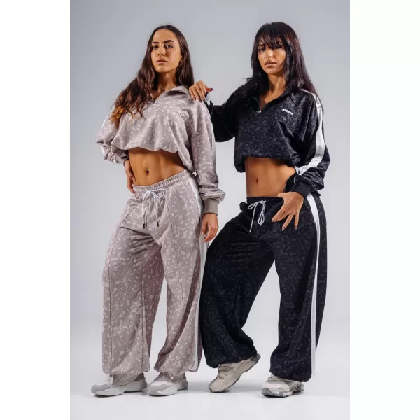  Pantaloni de trening largi cu imprimeu leopard NEBBIA PRIMAL 865 LEOPARD NEGRU 