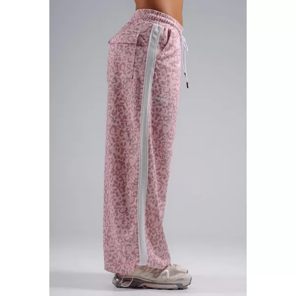  Pantaloni de trening largi cu imprimeu leopard NEBBIA PRIMAL 865 LEOPARD ROZ 