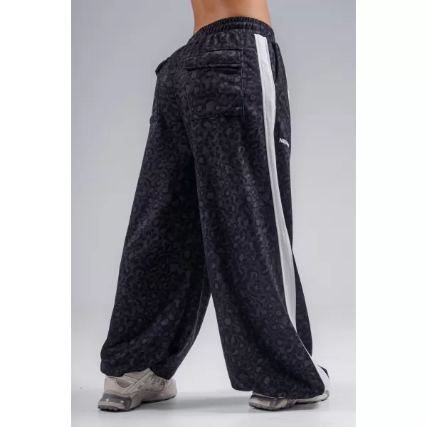  Pantaloni de trening largi cu imprimeu leopard NEBBIA PRIMAL 865 LEOPARD NEGRU 