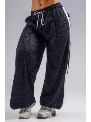 Pantaloni de trening largi cu imprimeu leopard NEBBIA PRIMAL 865 LEOPARD NEGRU