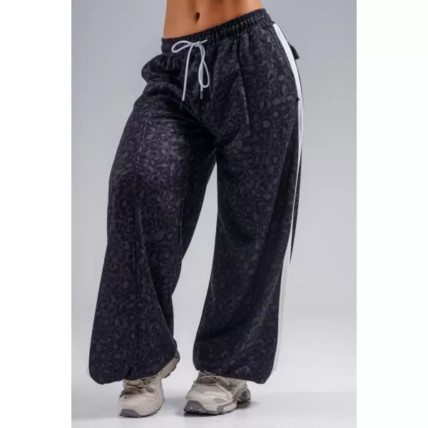  Pantaloni de trening largi cu imprimeu leopard NEBBIA PRIMAL 865 LEOPARD NEGRU 