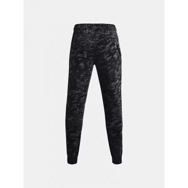  Pantaloni de trening pentru bărbați UNDER ARMOUR RIVAL FLC CAMO SCRIPT JGR 1366313-001 NEGRU 