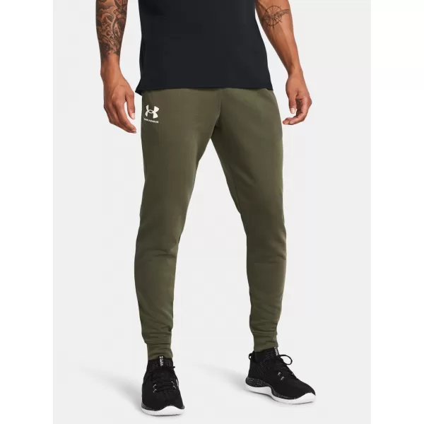  Pantaloni de trening pentru bărbați UNDER ARMOUR RIVAL TERRY JOGGER 1380843-390 VERDE 