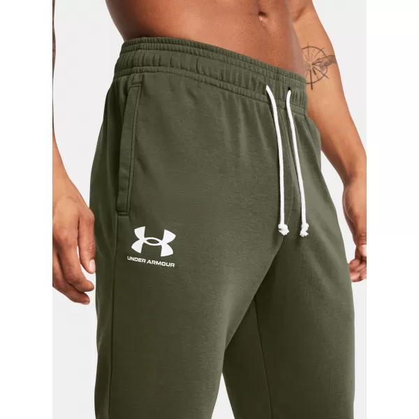  Pantaloni de trening pentru bărbați UNDER ARMOUR RIVAL TERRY JOGGER 1380843-390 VERDE 