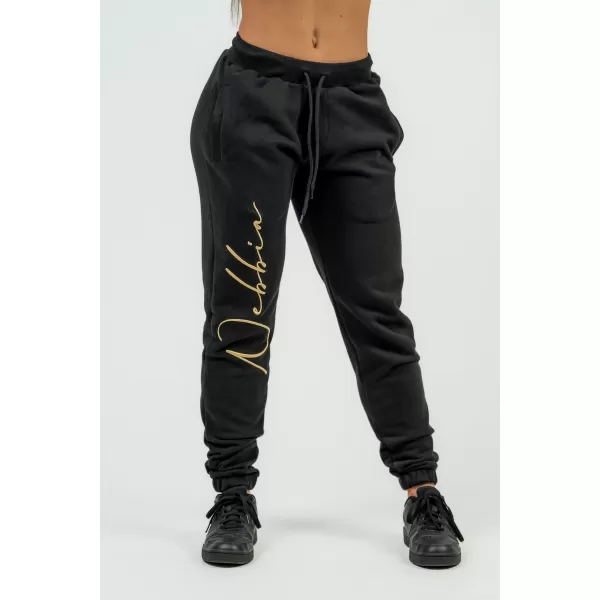  Pantaloni de trening Nebbia largi Signature INTENSE 846 BLACK/GOLD pentru femei 