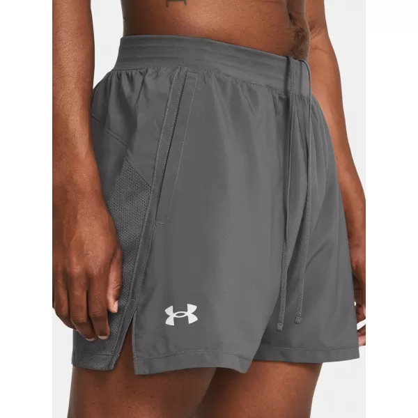  Pantaloni scurți pentru bărbați UNDER ARMOUR LAUNCH 5'' SHORTS 1382617-025 GRI 