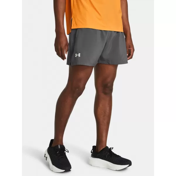  Pantaloni scurți pentru bărbați UNDER ARMOUR LAUNCH 5'' SHORTS 1382617-025 GRI 