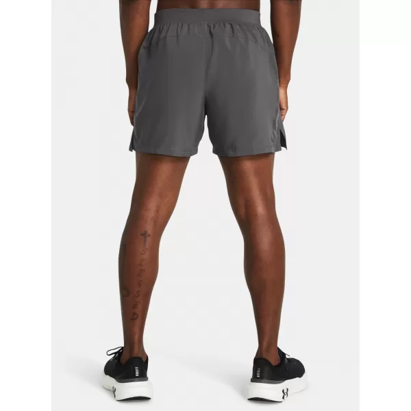  Pantaloni scurți pentru bărbați UNDER ARMOUR LAUNCH 5'' SHORTS 1382617-025 GRI 