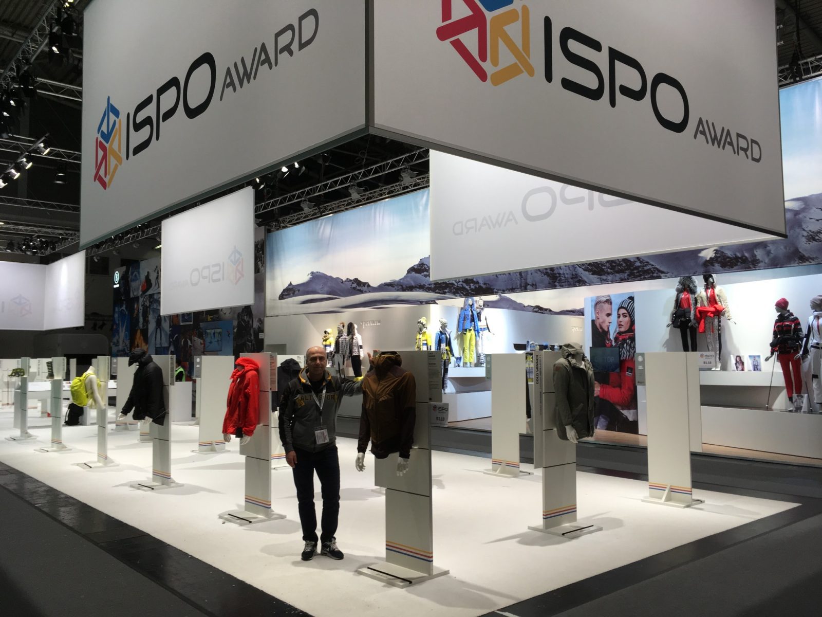 Expoziție ISPO Award cu îmbrăcăminte sportivă și vizitator