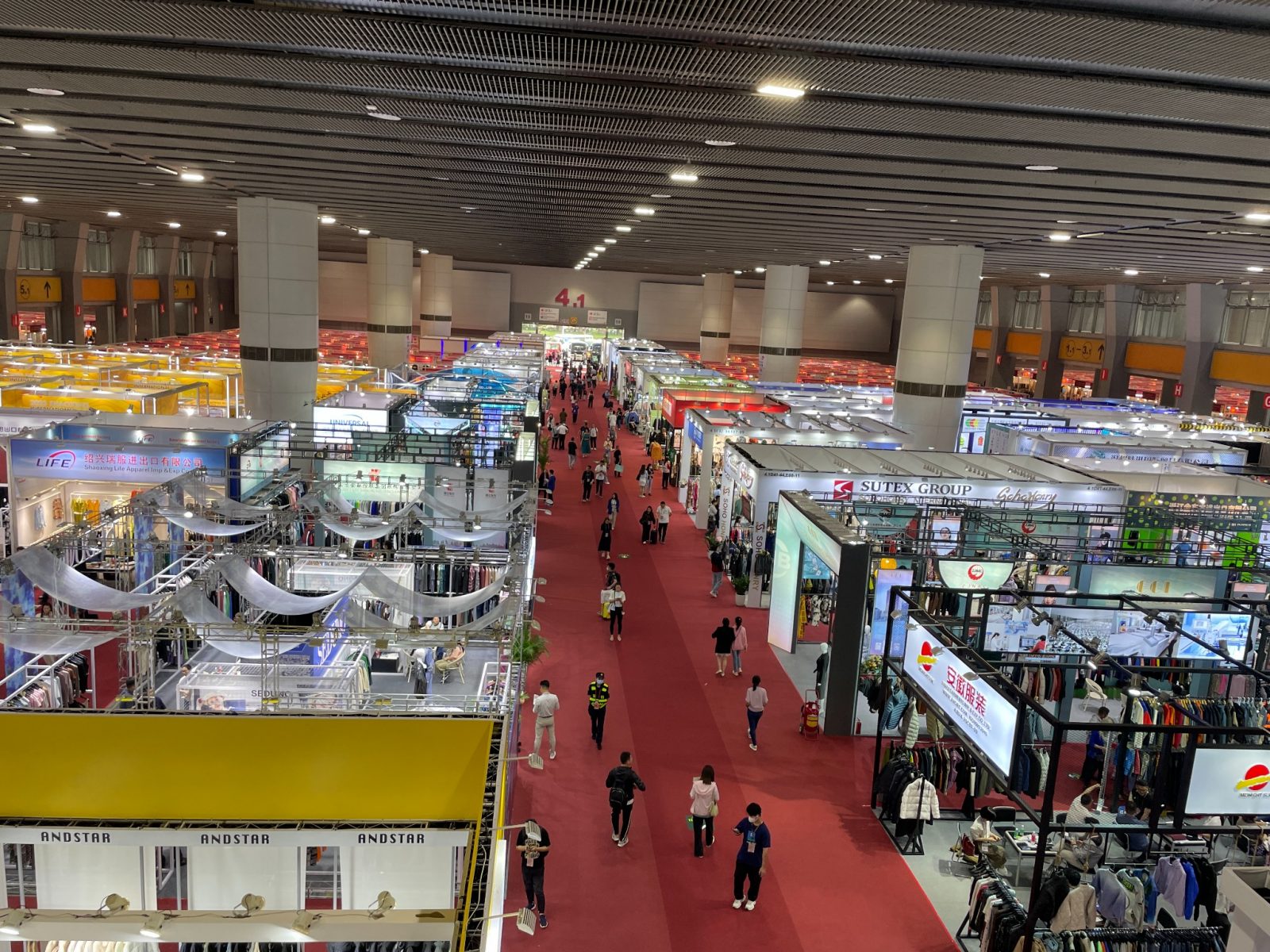 O sală mare de expoziții cu standuri și vizitatori