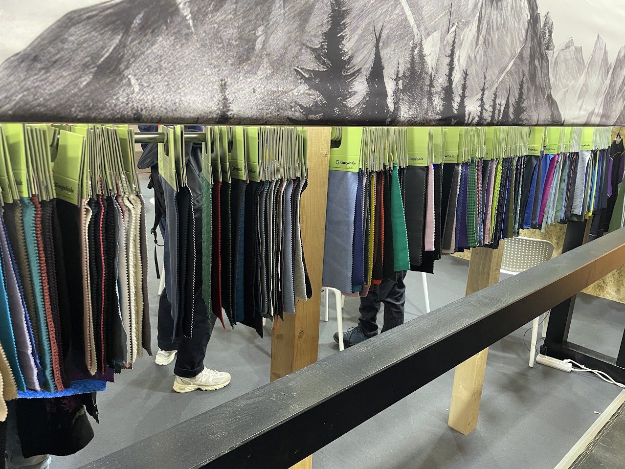 Agățați mostre textile în multe culori