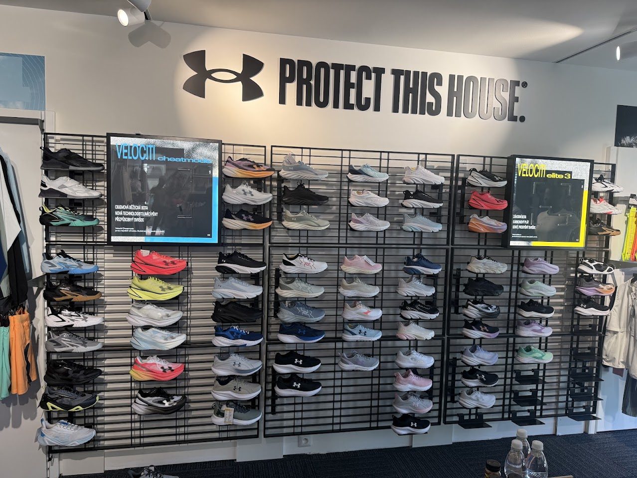 Un perete cu pantofi sport Under Armour expuși