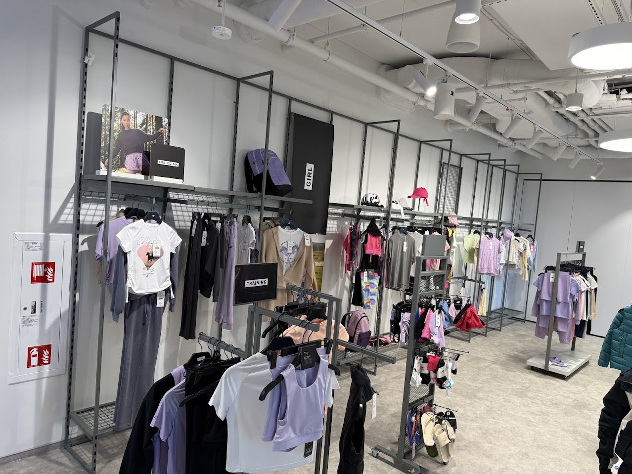 Interiorul unui showroom cu îmbrăcăminte sport expusă