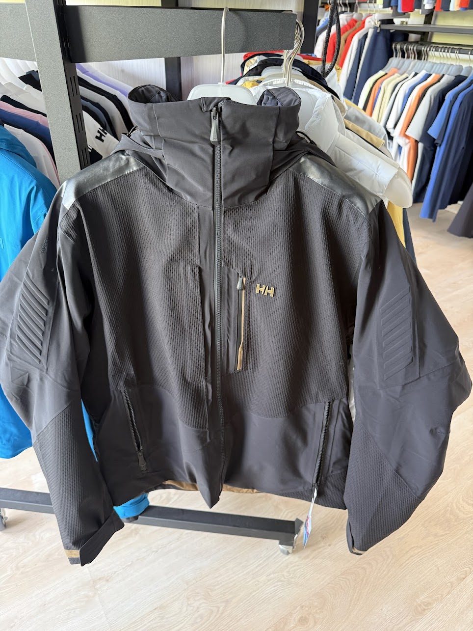 Jachetă tehnică de culoare închisă Helly Hansen, cu glugă și fermoare